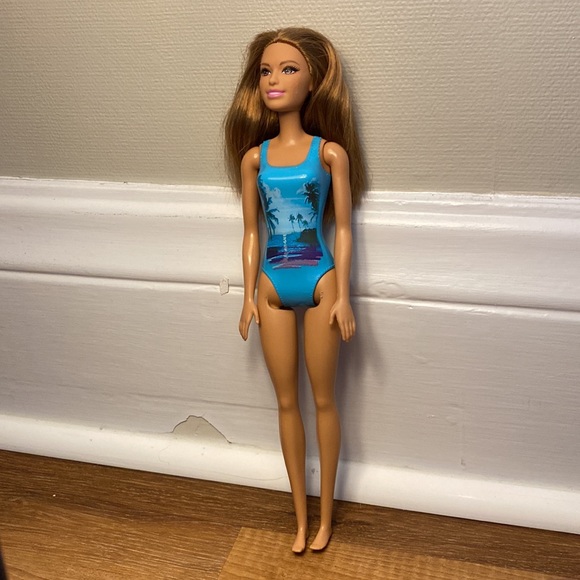 Beach Barbie in Blue - Picture 4 of 7